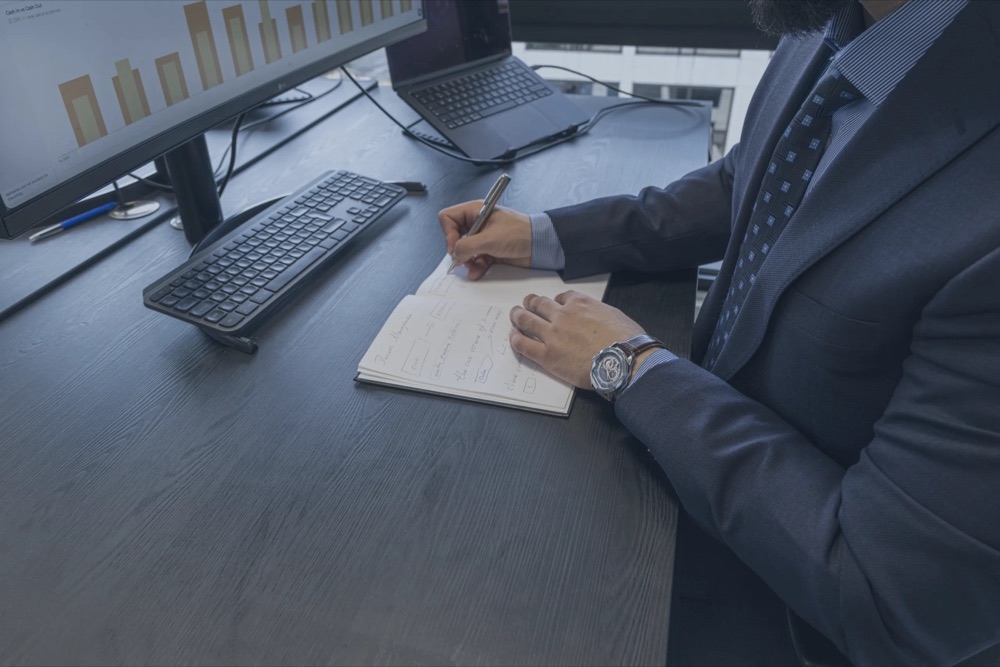 Conseiller au travail à son bureau